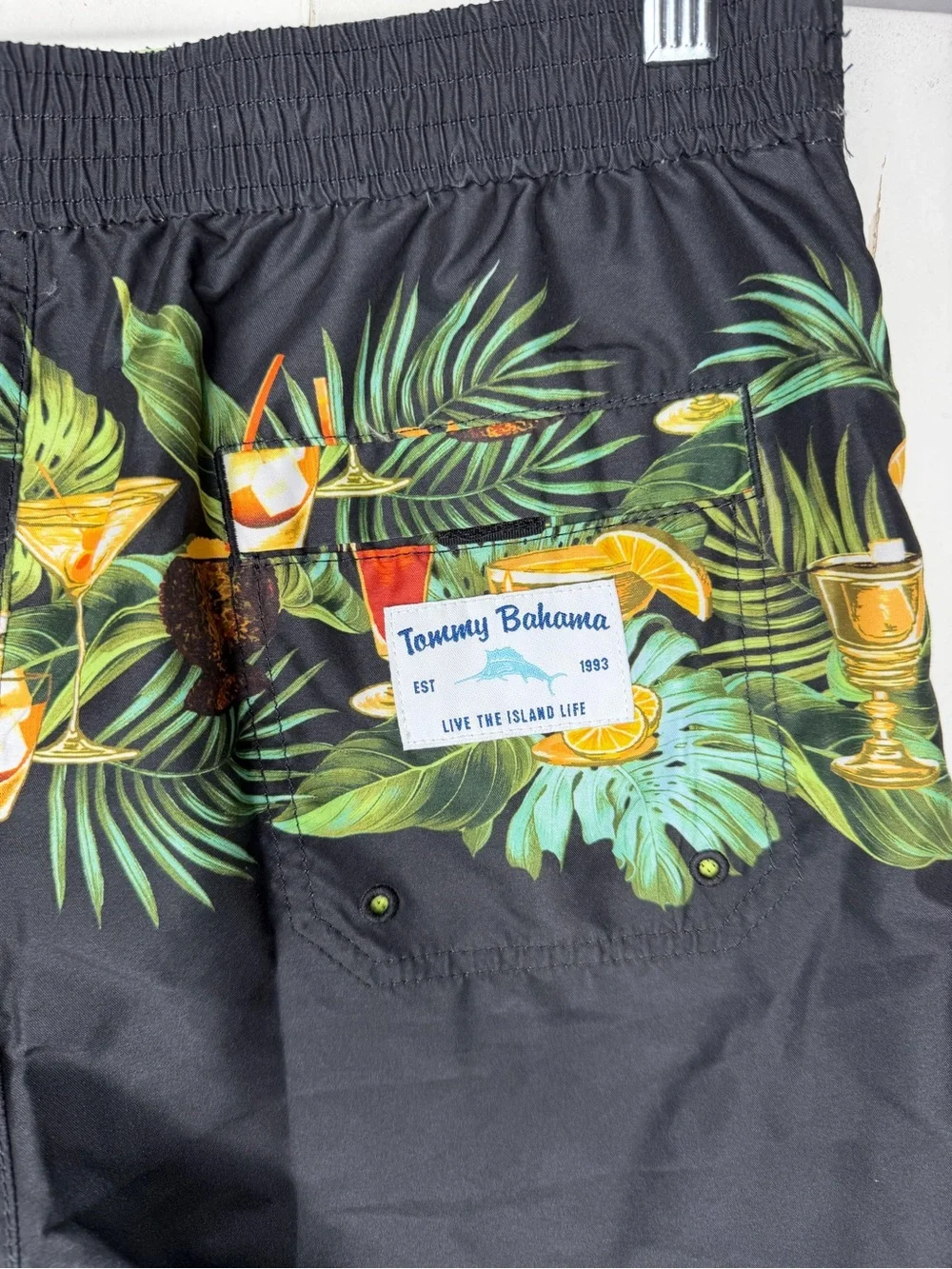 Tommy Bahama Mens Swim Trunks Medium 9” Black Tropical Cocktail Drinks board